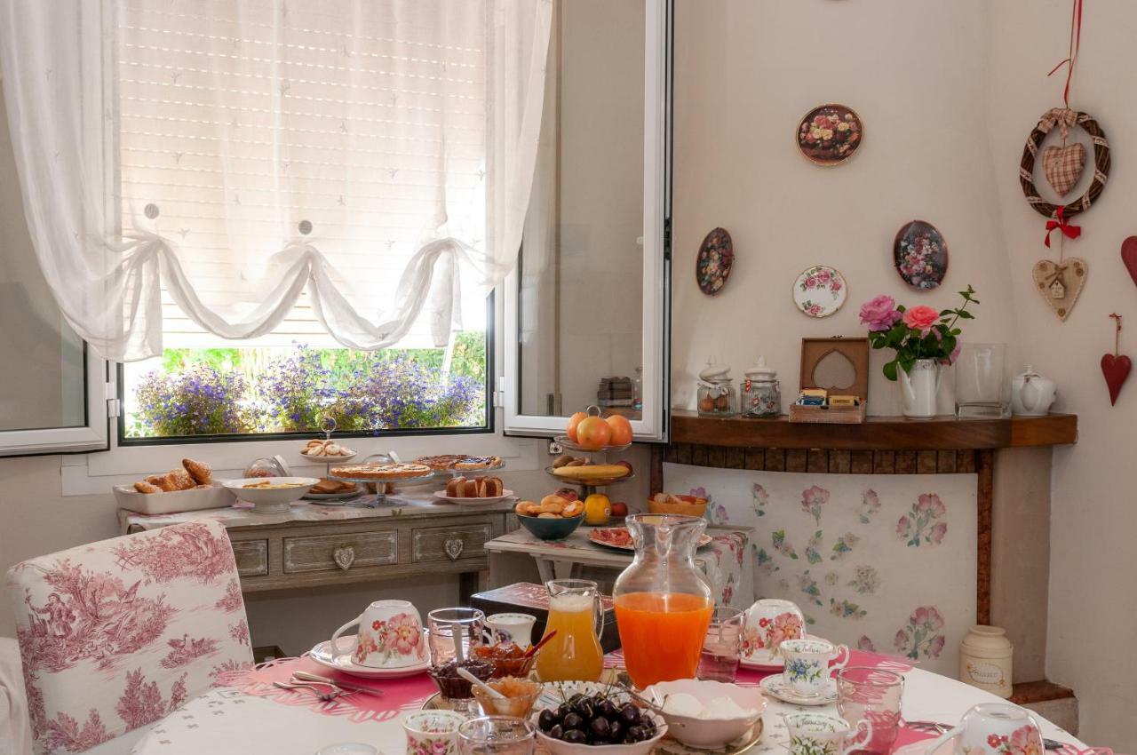 Tre Civette Sul Como Bed and Breakfast Marina di Massa Buitenkant foto