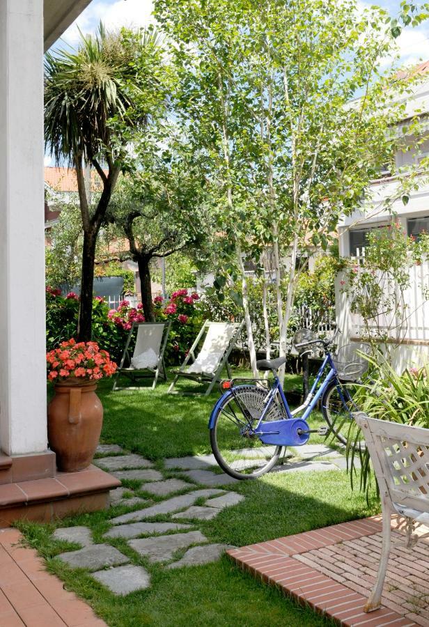 Tre Civette Sul Como Bed and Breakfast Marina di Massa Buitenkant foto