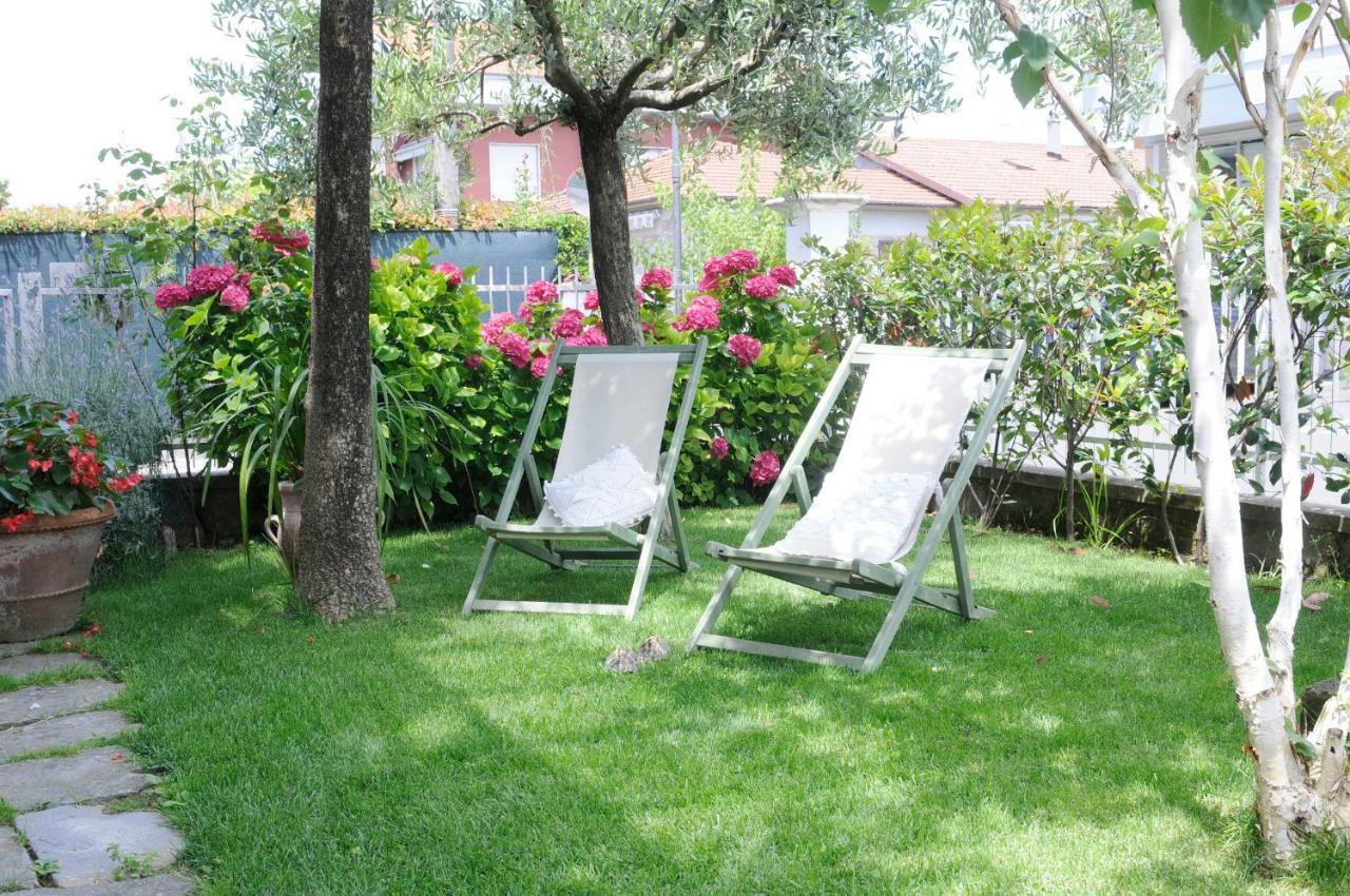 Tre Civette Sul Como Bed and Breakfast Marina di Massa Buitenkant foto