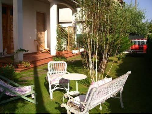 Tre Civette Sul Como Bed and Breakfast Marina di Massa Buitenkant foto