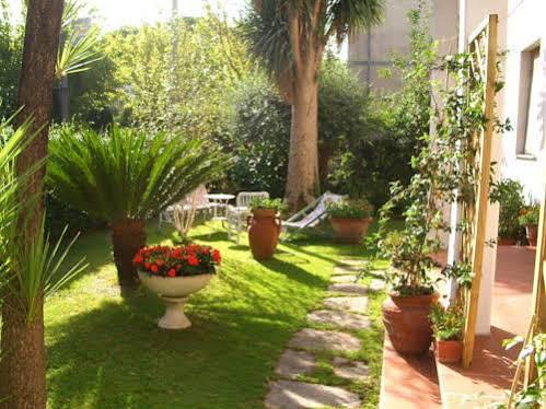 Tre Civette Sul Como Bed and Breakfast Marina di Massa Buitenkant foto